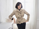 Ines de la Fressange posando para la nueva colección temporada otoño/invierno 2017 de Uniqlo
