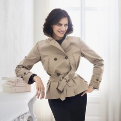 Ines de la Fressange posando para la nueva colección temporada otoño/invierno 2017 de Uniqlo