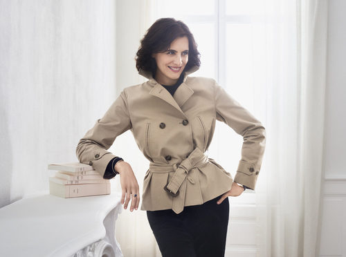 Ines de la Fressange posando para la nueva colección temporada otoño/invierno 2017 de Uniqlo