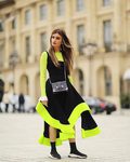 Madame de Rosa con superposición de prendas del diseñador Estéban Cortazar en temporada otoño Fashion Week París 2017