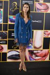 Hiba Abouk en la presentación de Rossy de Palma por Mac Cosmetics con un vestido azul de flecos de Belmain