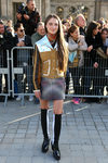 Raffey Cassidy en el desfile de Louis Vuitton en la Fashion Week de Paris temporada octubre/invierno 2017/2018