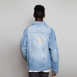Chaqueta vaquera estampada de la propia colección de Gemeliers
