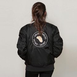 Chaqueta bomber de color negro de la propia colección de Gemeliers
