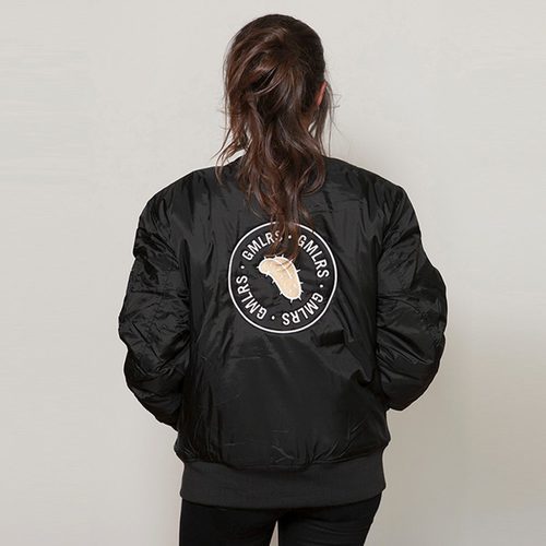 Chaqueta bomber de color negro de la propia colección de Gemeliers