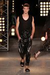 Tonos oscuros en la colección masculina de Isabel Marant con la colaboración de Bernabé Hardy temporada primavera/verano 2018