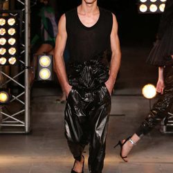 Tonos oscuros en la colección masculina de Isabel Marant con la colaboración de Bernabé Hardy temporada primavera/verano 2018