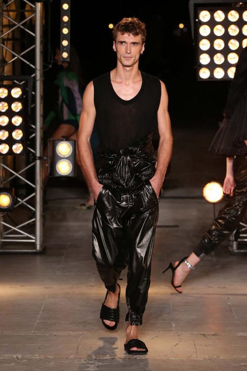 Tonos oscuros en la colección masculina de Isabel Marant con la colaboración de Bernabé Hardy temporada primavera/verano 2018