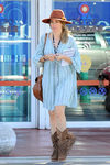 Vanesa Romero con vestido estampado y botas de cow girl paseando por Madrid