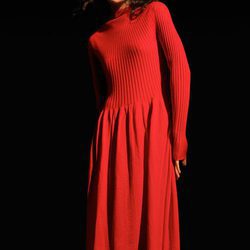 Vestido rojo de punto de la colección de Uniqlo sin costuras temporada otoño/invierno 2017/2018
