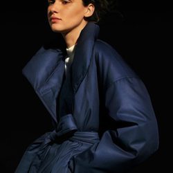 Gabardina femenina de la colección de Uniqlo de la temporada otoño/invierno 2017/2018
