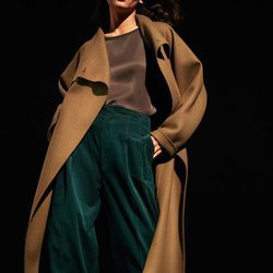 Gabardina y jersey marrones con pantalon verde botella de la colección sin costuras de Uniqlo de la temporada otoño/invierno 2017/2018