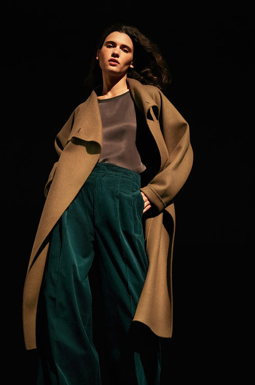 Gabardina y jersey marrones con pantalon verde botella de la colección sin costuras de Uniqlo de la temporada otoño/invierno 2017/2018