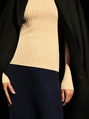 Tonos navy y camel de punto en la colección Uniqlo de la temporada otoño/invierno 2017/2018