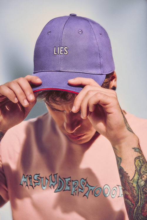Gorra y camiseta de la colección 'Misunderstood' del rapero Fedez para Bershka para la colección otoño/invierno 2017/2018