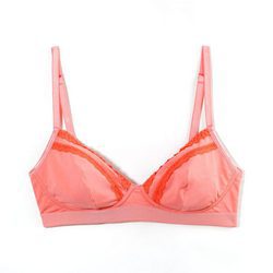 Sujetador color coral de la colección solidaria de Le Bratelier contra el cáncer de mama 2017