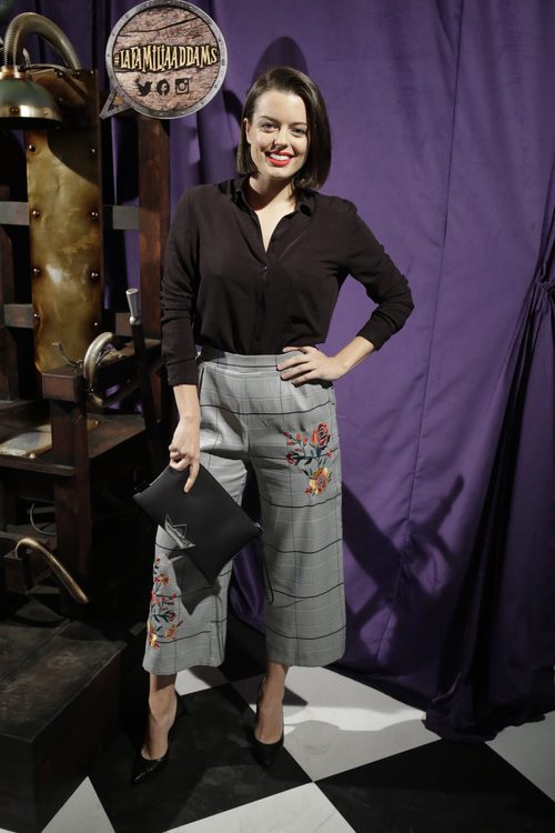 Adriana Torrebejano con un pantalón palazzo en la presentación del musical de la 'Familia Adams'