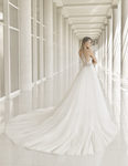Vestido de novia con falda amplia de Rosa Clará colección 2018