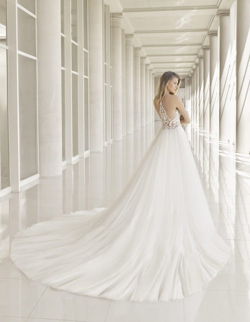 Vestido de novia con falda amplia de Rosa Clará colección 2018