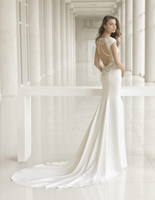 Vestido de novia con pedrería en la espalda de Rosa Clará colección 2018