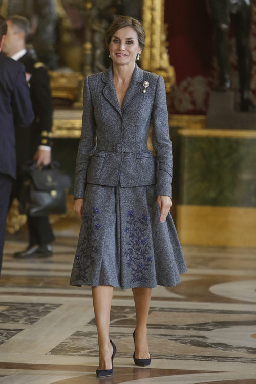La Reina Letizia con un vestido con chaqueta y falda en el Día de la Hispanidad 2017