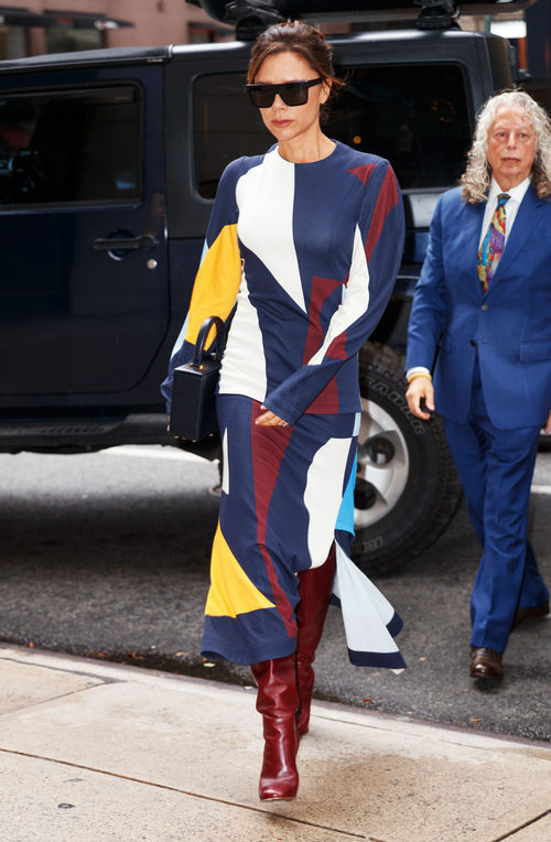 Victoria Beckham con un conjunto dos piezas de su propia firma 'Victoria Beckham'