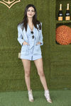 Victoria Justice con un total look denim en la gala Veuve Cliquot Polo Classic en Los Ángeles