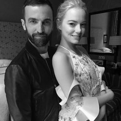 Nicolas Ghesquière presentando a Emma Stone como embajadora de Louis Vuitton
