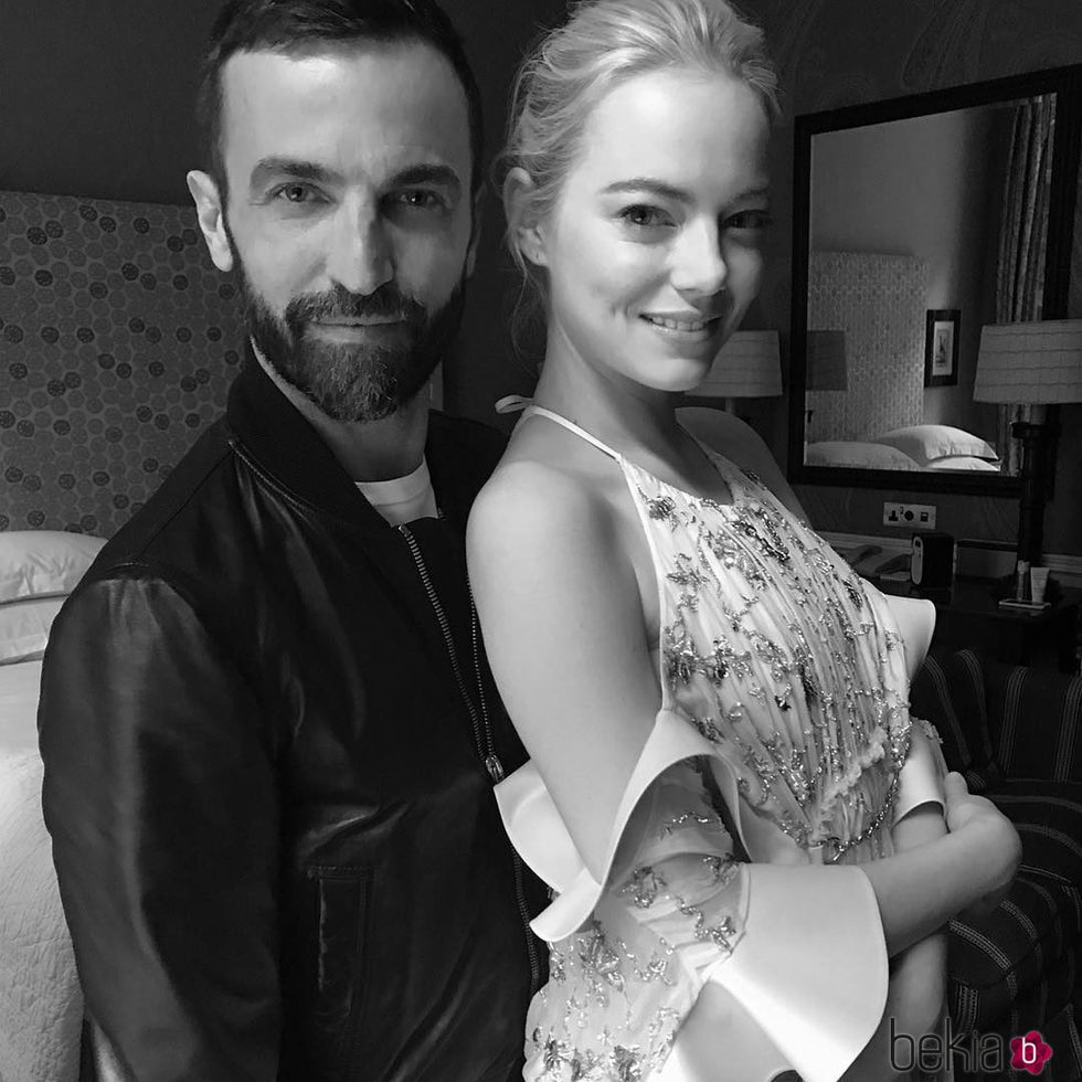 Nicolas Ghesquière presentando a Emma Stone como embajadora de Louis Vuitton