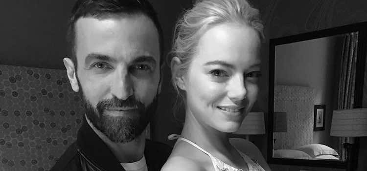 Nicolas Ghesquière presentando a Emma Stone como embajadora de Louis Vuitton