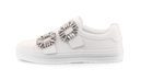 Zapatillas blancas de la colección 'Sneaky Viv' de Roger Vivier con broches de diamantes otoño/invierno 2017