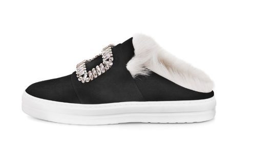 Zapatilla negra con broche de diamante y pelo de la colección 'Sneaky Viv' de Roger Vivier otoño/invierno 2017
