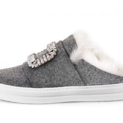 Zapatillas grises de la colección 'Sneaky Viv' de Roger Vivier con broches de diamantes otoño/invierno 2017