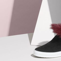 Botín negro de ante de pelo granate 'Skeany Viv' de Roger Vivier de otoño/invierno 2017