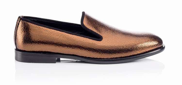 Slipper femenino Marlo en color dorado de la colección 'Borrowed from the boys' de Jimmy Choo 2018