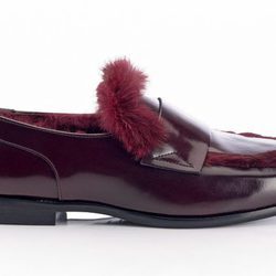 Zapato Tedi en color granate con pelo de la colección 'Borrowed from the boys' de Jimmy Choo 2018