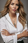 Rosanna Zanetti posando como embajadora de Vidal & Vidal con las joyas de la línea 'Ready to wear'