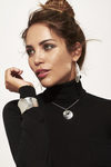 Rosanna Zanetti luciendo un brazalete como embajadora de Vidal & Vidal una pulsera y un collar
