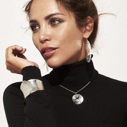 Rosanna Zanetti luciendo un brazalete como embajadora de Vidal & Vidal una pulsera y un collar