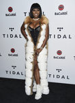 Remy Ma con un corsé y chaqueta de pelo en el photocall del evento Tidal para recaudar fondos