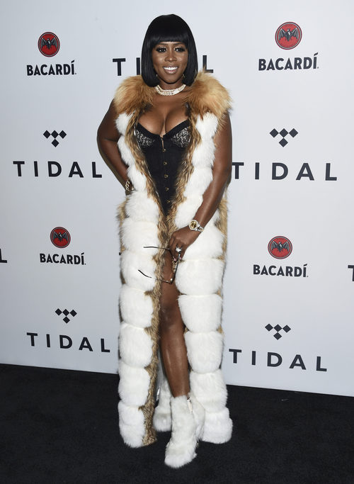 Remy Ma con un corsé y chaqueta de pelo en el photocall del evento Tidal para recaudar fondos