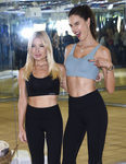 Alessandra Ambrosio posando con su entrenadora Tracy Anderson en un gimnasio de Nueva York