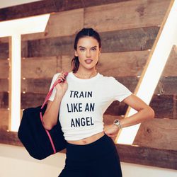 Alessandra Ambrosio con camiseta de la colección deportiva Victoria's Secret