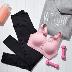 Sujetador deportivo rosa, sudadera y mallas negras de la colección de deporte de Victoria's Secret