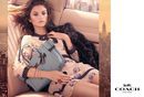 Selena Gómez con uno de sus bolsos de la colección de Coach de la temporada otoño/invierno 2017/2018