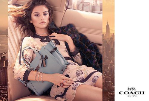 Selena Gómez con uno de sus bolsos de la colección de Coach de la temporada otoño/invierno 2017/2018