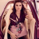 Selena Gómez posando para la campaña de Coach con uno de sus bolsos