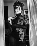 Camila Cabello posando con un jersey de cuello alto con brillates de la colección 'Jeans vacaciones 2017' de Guess