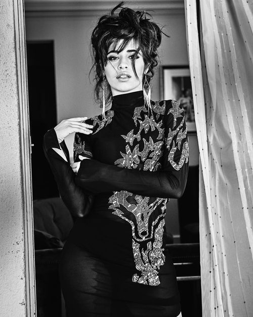 Camila Cabello posando con un jersey de cuello alto con brillates de la colección 'Jeans vacaciones 2017' de Guess