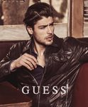Alex Dellisola posando para la colección 'Jeans vacaciones 2017' de Guess